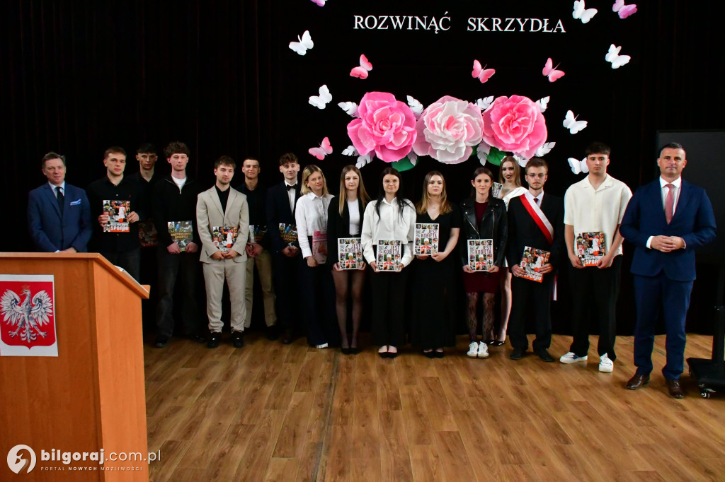 Koniec ważnego etapu. Uroczyste pożegnanie abiturientów w biłgorajskim ZSZiO