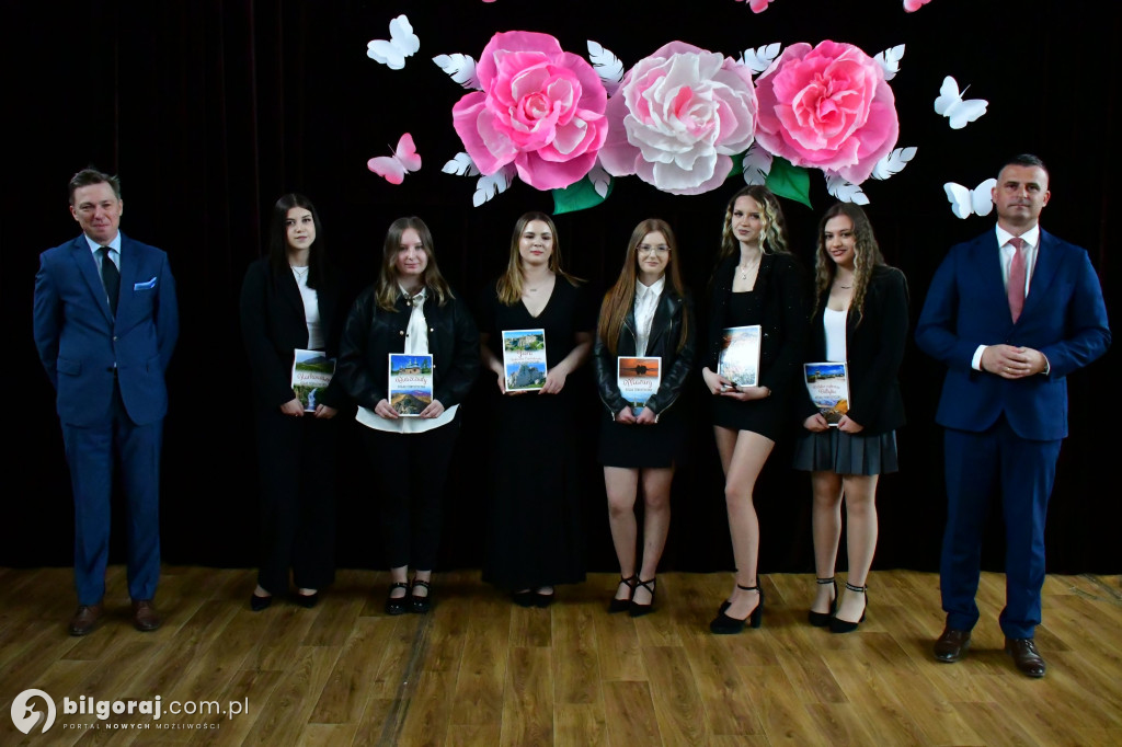 Koniec ważnego etapu. Uroczyste pożegnanie abiturientów w biłgorajskim ZSZiO