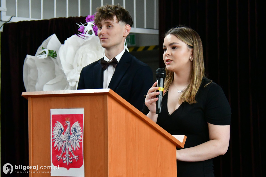 Koniec ważnego etapu. Uroczyste pożegnanie abiturientów w biłgorajskim ZSZiO