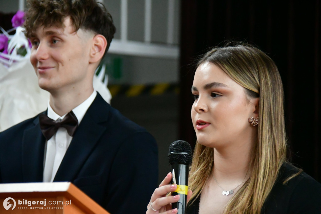 Koniec ważnego etapu. Uroczyste pożegnanie abiturientów w biłgorajskim ZSZiO