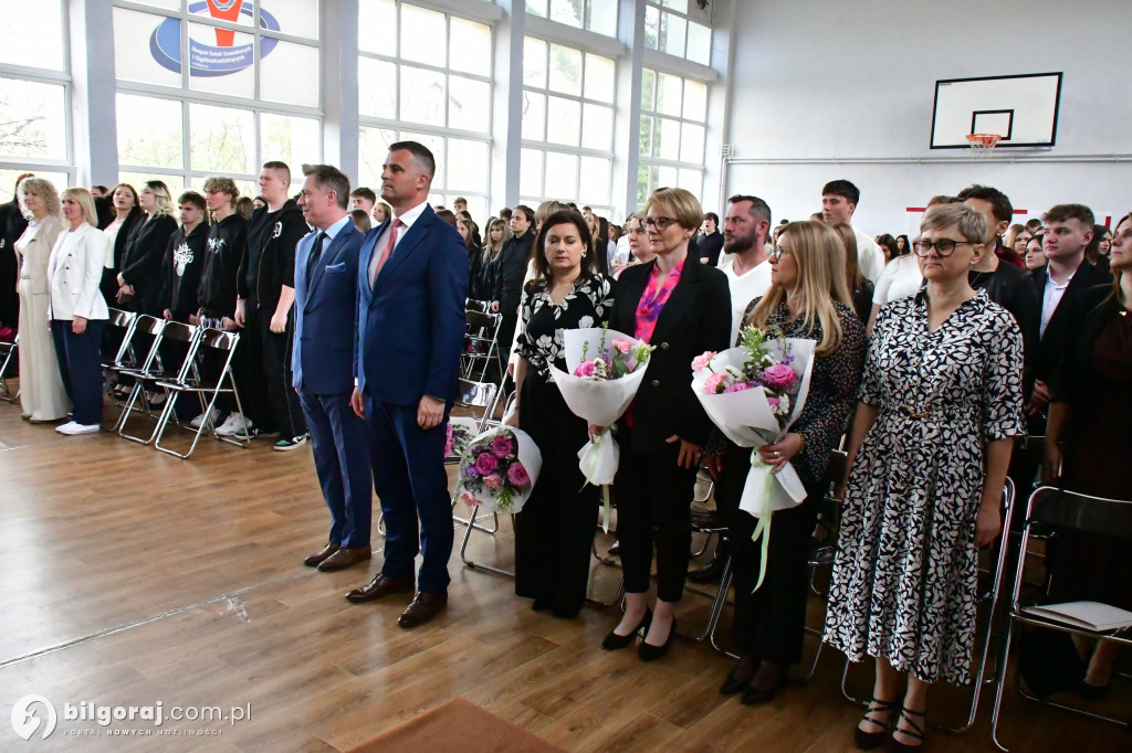 Koniec ważnego etapu. Uroczyste pożegnanie abiturientów w biłgorajskim ZSZiO