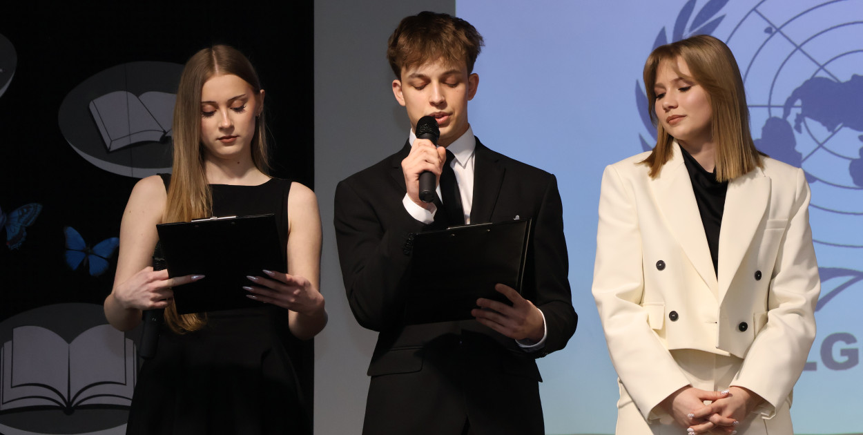 Zamknięty rozdział, otwarta księga. Absolwenci I LO im. ONZ ruszają w świat!