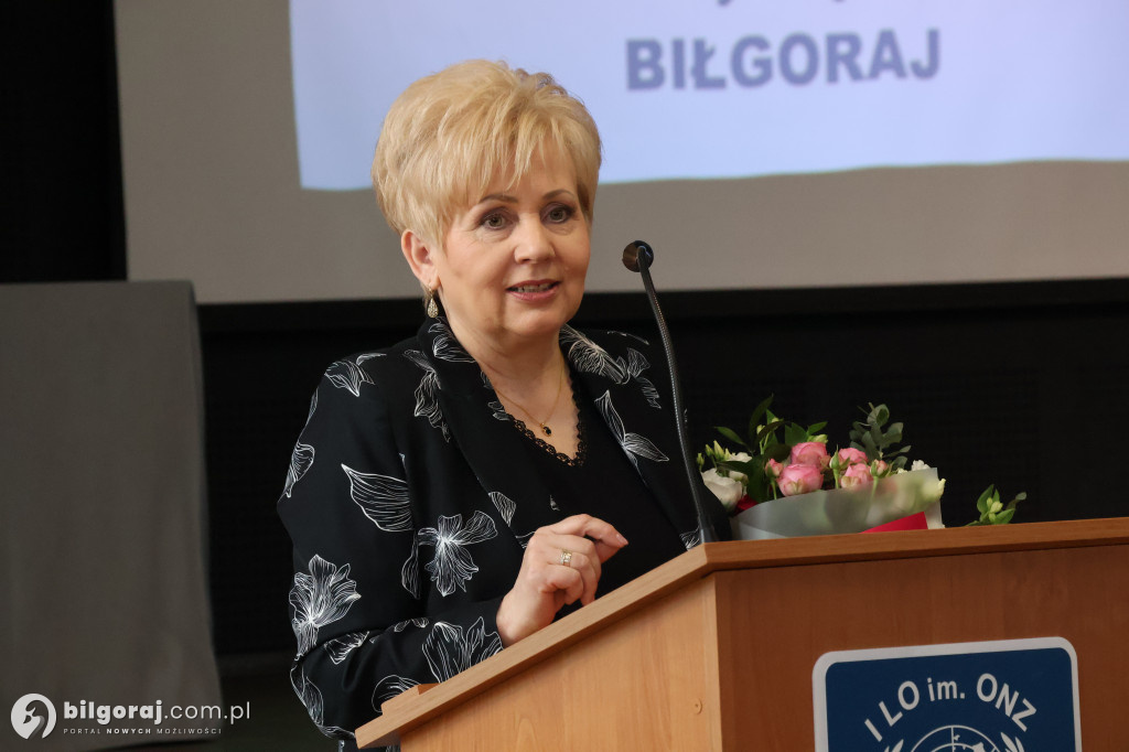 Zamknięty rozdział, otwarta księga. Absolwenci I LO im. ONZ ruszają w świat!