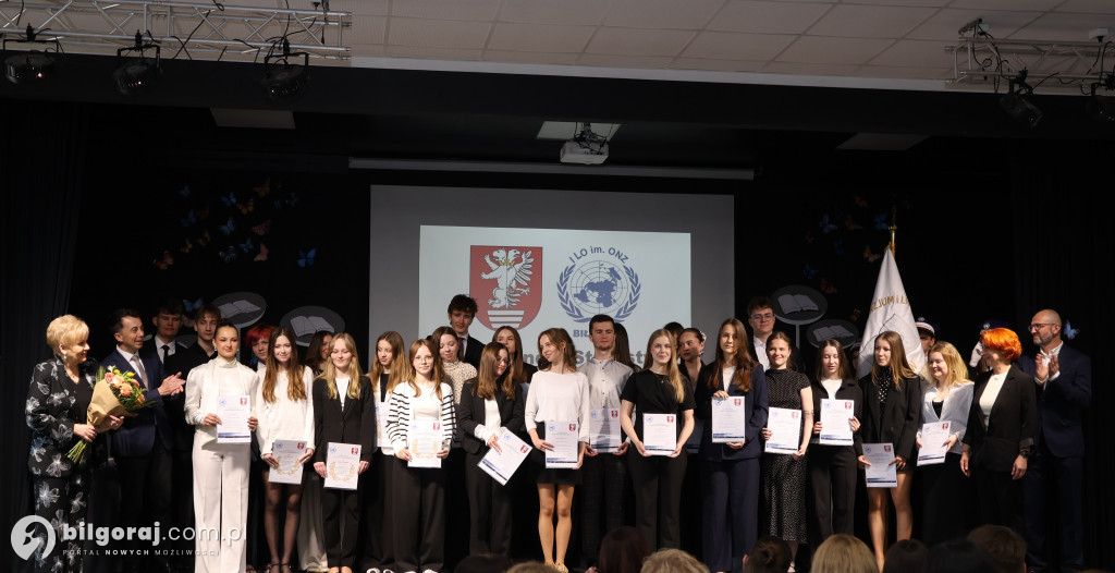 Zamknięty rozdział, otwarta księga. Absolwenci I LO im. ONZ ruszają w świat!