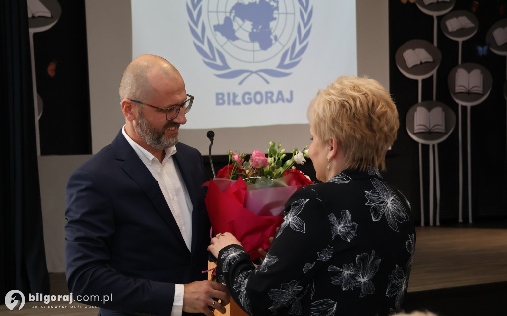 Zamknięty rozdział, otwarta księga. Absolwenci I LO im. ONZ ruszają w świat!