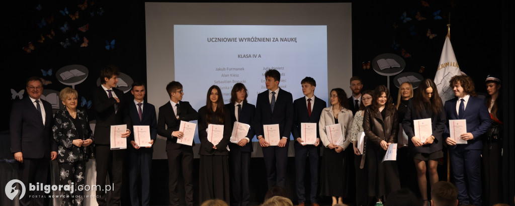 Zamknięty rozdział, otwarta księga. Absolwenci I LO im. ONZ ruszają w świat!