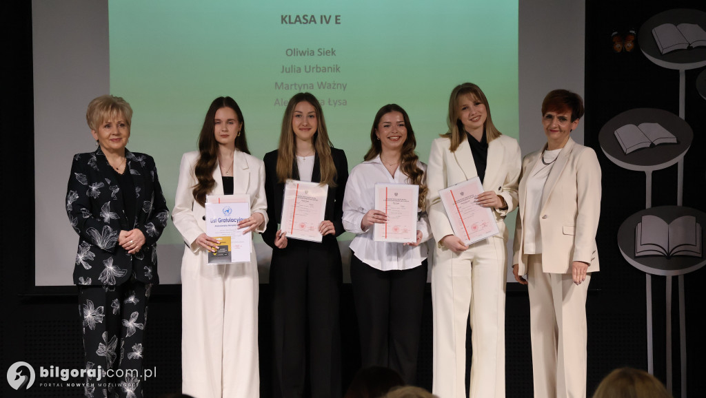 Zamknięty rozdział, otwarta księga. Absolwenci I LO im. ONZ ruszają w świat!