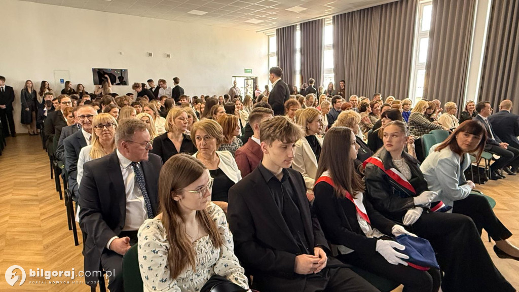 Zamknięty rozdział, otwarta księga. Absolwenci I LO im. ONZ ruszają w świat!