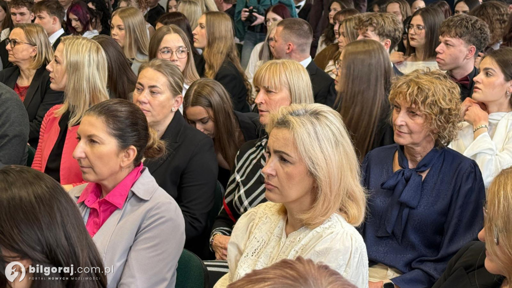 Zamknięty rozdział, otwarta księga. Absolwenci I LO im. ONZ ruszają w świat!