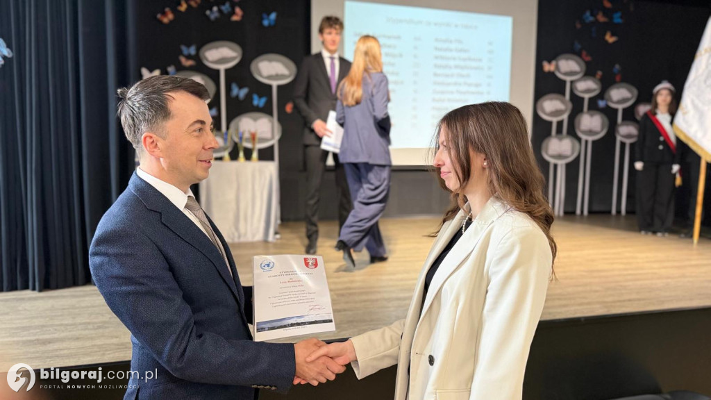 Zamknięty rozdział, otwarta księga. Absolwenci I LO im. ONZ ruszają w świat!