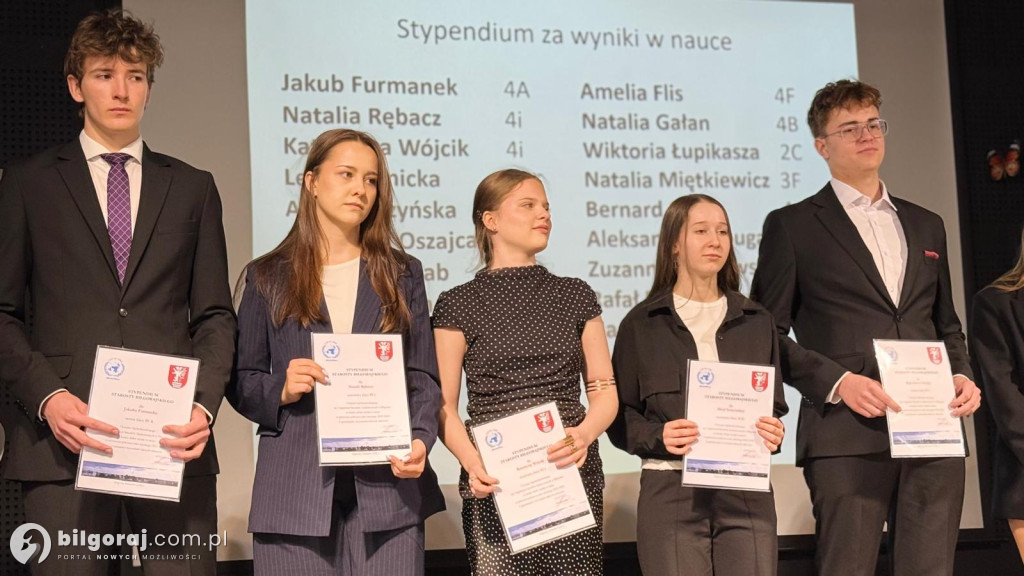 Zamknięty rozdział, otwarta księga. Absolwenci I LO im. ONZ ruszają w świat!