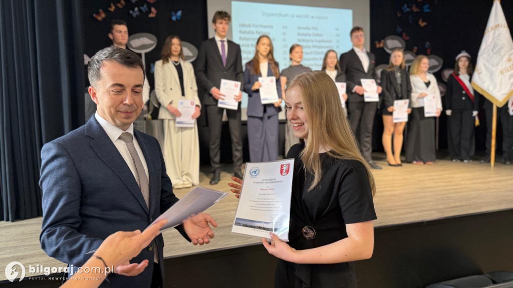 Zamknięty rozdział, otwarta księga. Absolwenci I LO im. ONZ ruszają w świat!