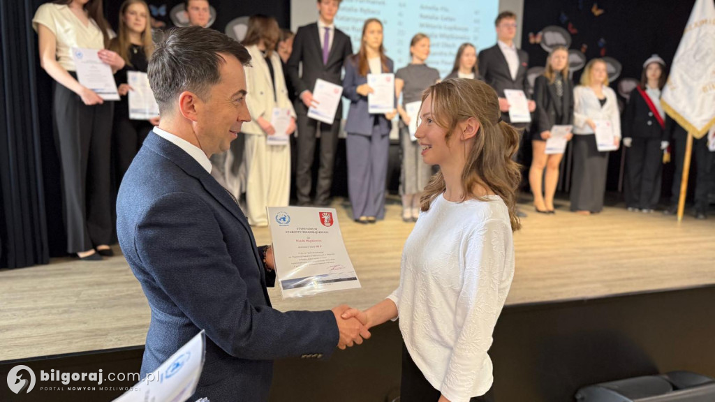 Zamknięty rozdział, otwarta księga. Absolwenci I LO im. ONZ ruszają w świat!