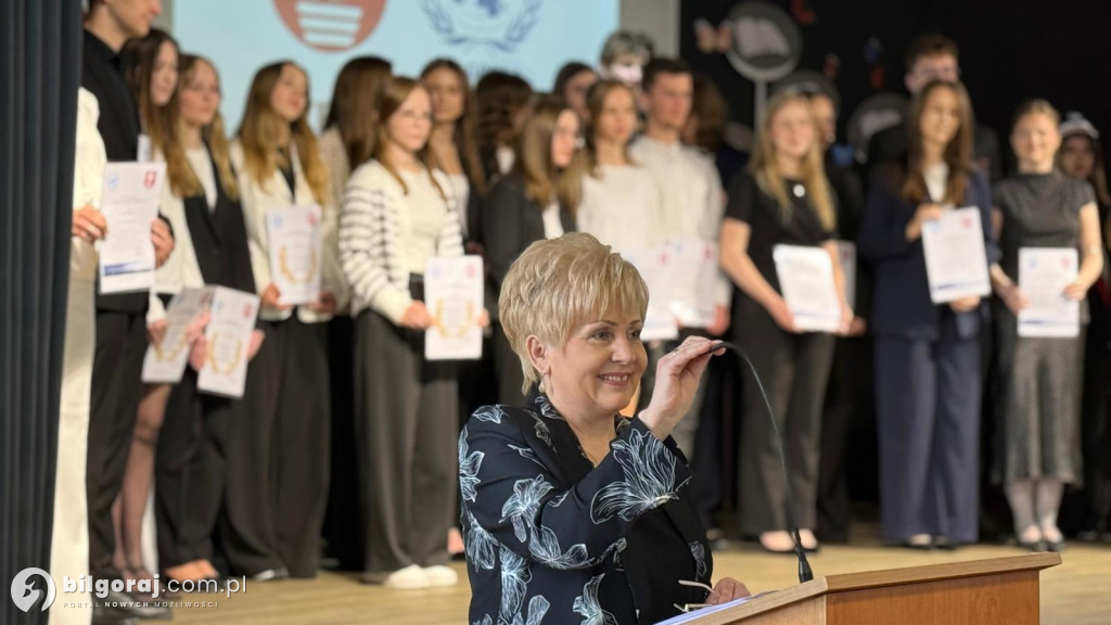 Zamknięty rozdział, otwarta księga. Absolwenci I LO im. ONZ ruszają w świat!