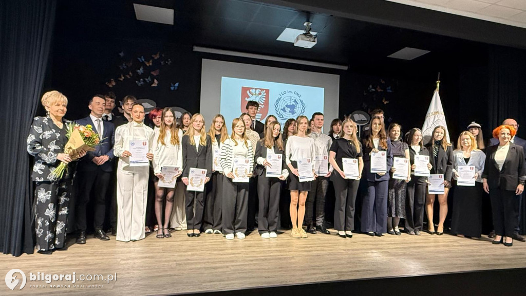 Zamknięty rozdział, otwarta księga. Absolwenci I LO im. ONZ ruszają w świat!