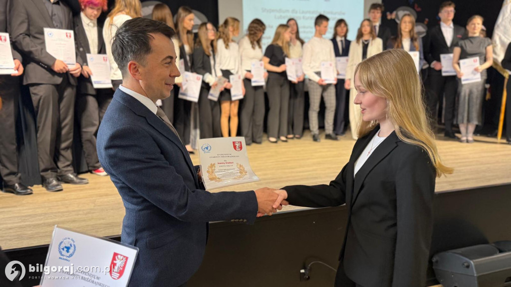 Zamknięty rozdział, otwarta księga. Absolwenci I LO im. ONZ ruszają w świat!