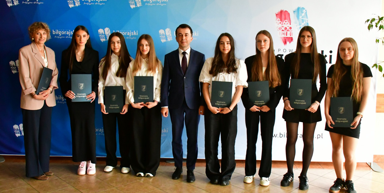 Uczennice ONZ-tu wyróżnione przez starostę