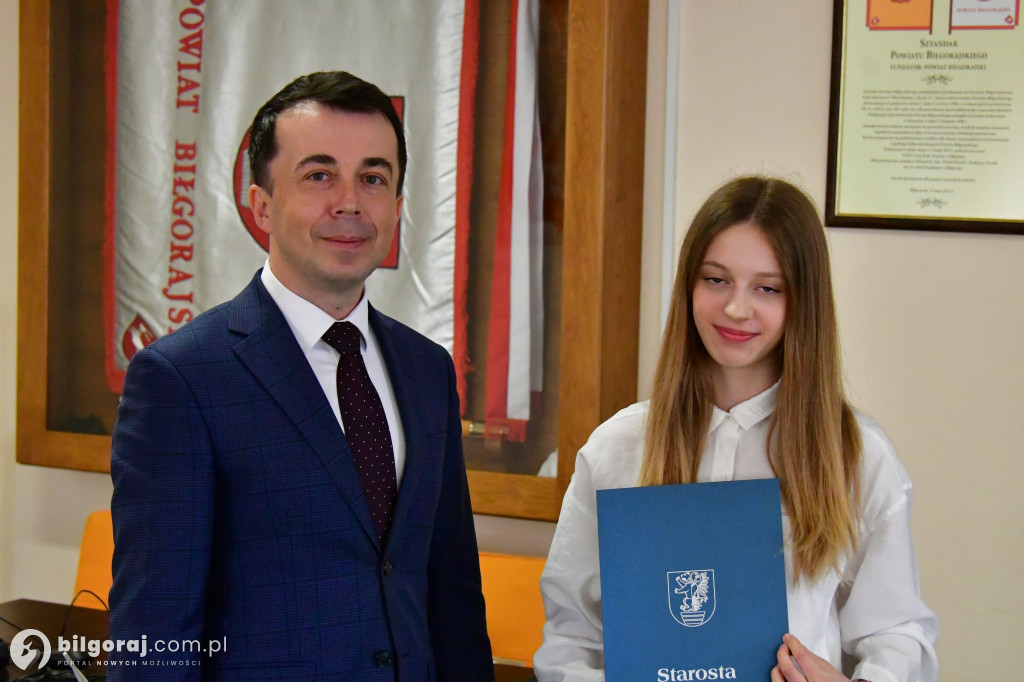 Uczennice ONZ-tu wyróżnione przez starostę