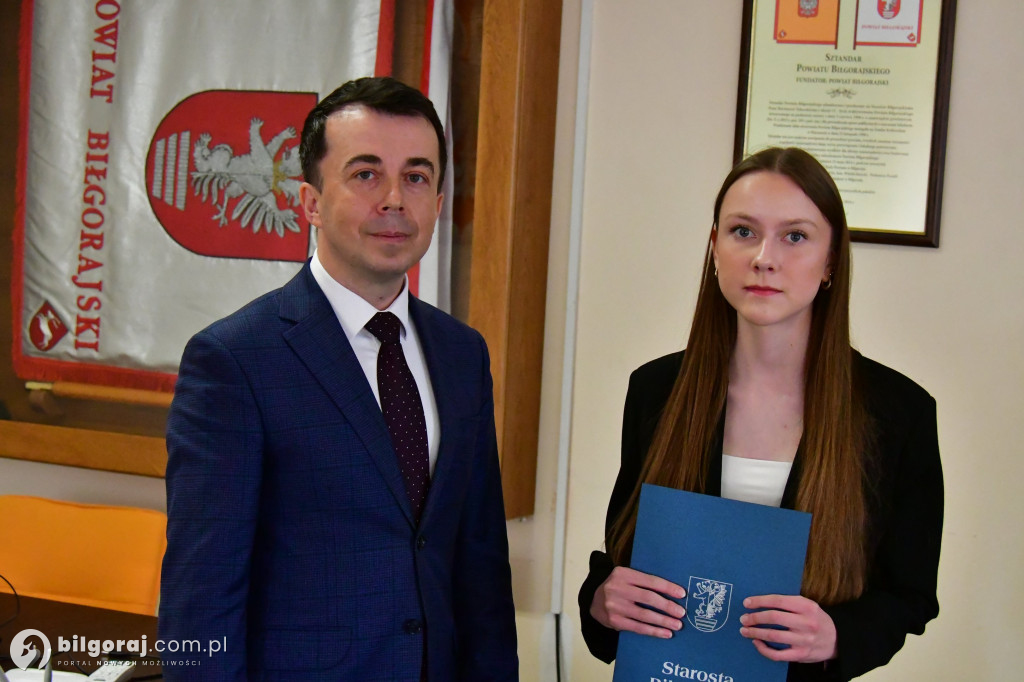 Uczennice ONZ-tu wyróżnione przez starostę