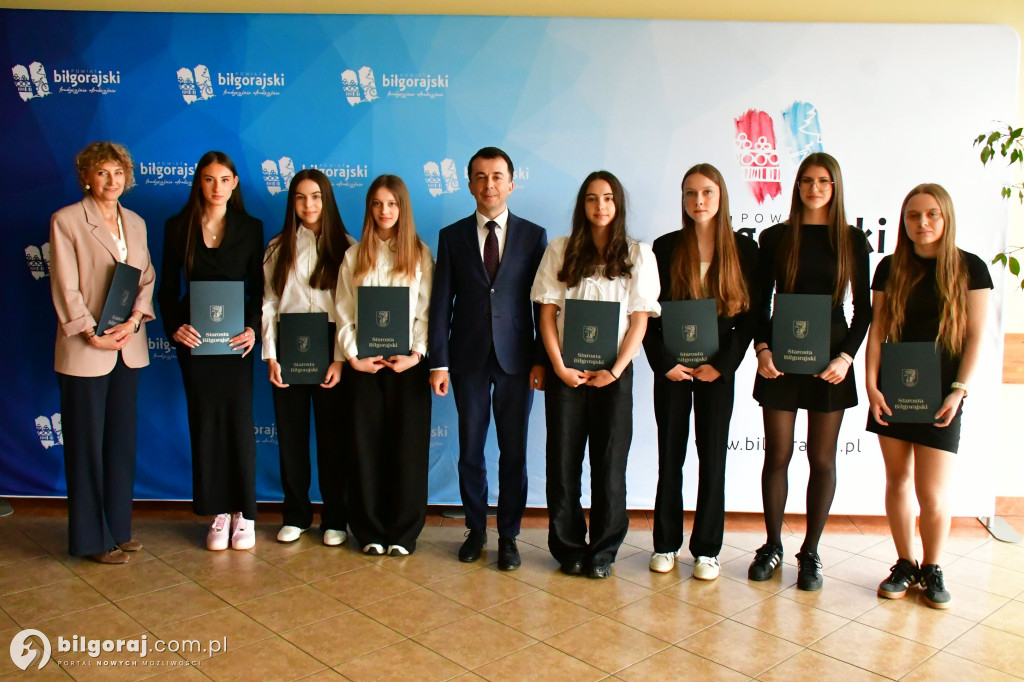 Uczennice ONZ-tu wyróżnione przez starostę