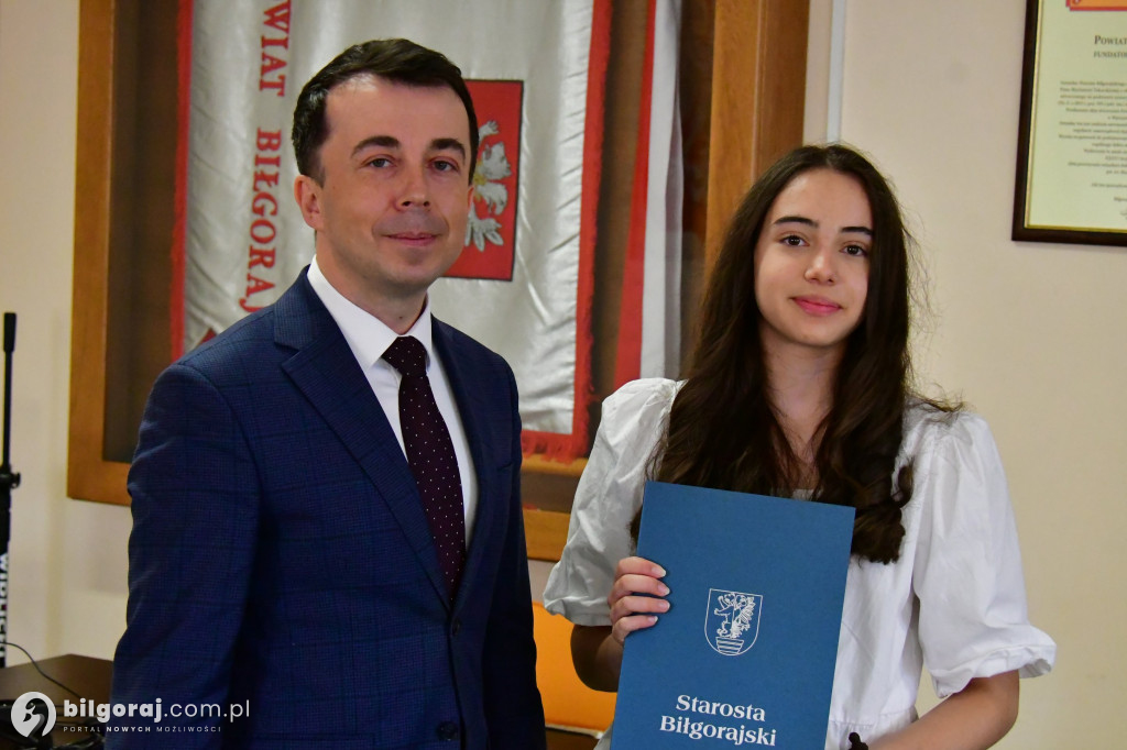 Uczennice ONZ-tu wyróżnione przez starostę