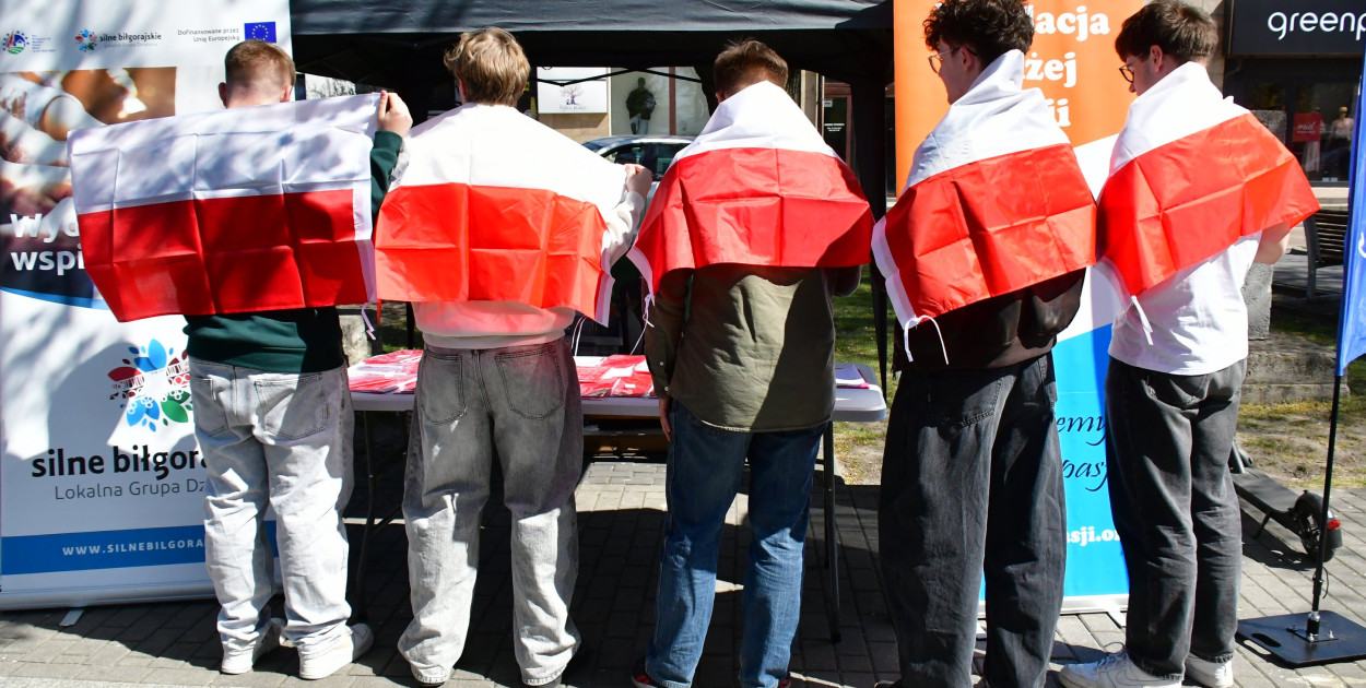 Członkowie MRP w akcji z flagą. Ciekawa inicjatywa