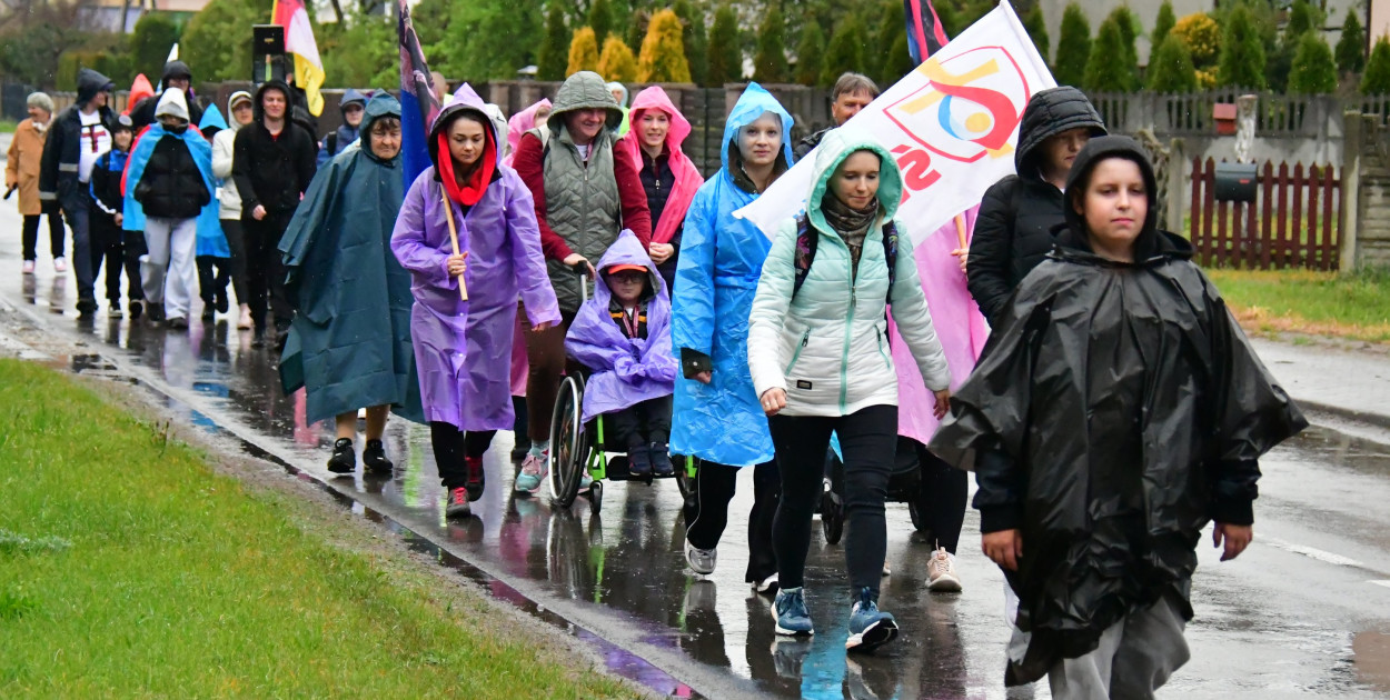 Pielgrzymi z Tereszpola idą do Górecka Kościelnego