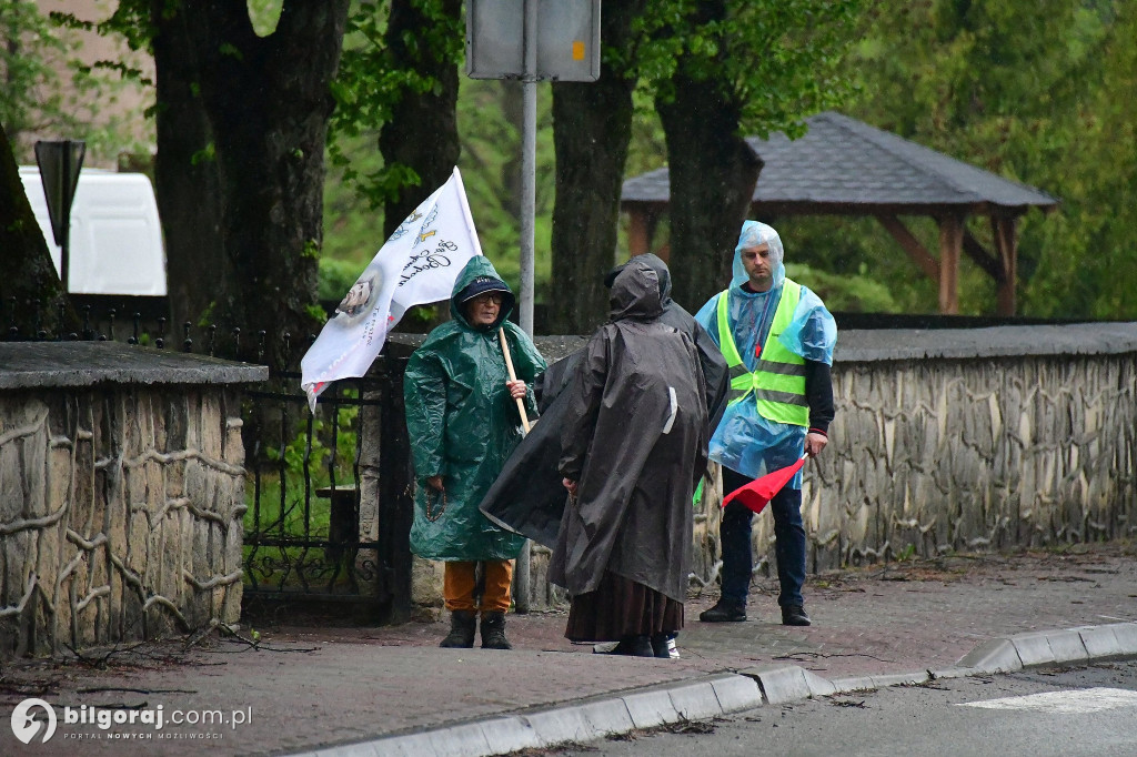 Pielgrzymi z Tereszpola idą do Górecka Kościelnego