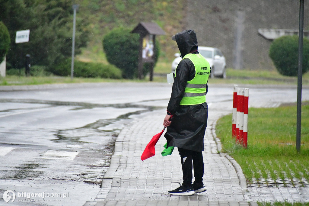 Pielgrzymi z Tereszpola idą do Górecka Kościelnego