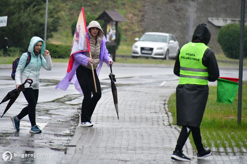 Pielgrzymi z Tereszpola idą do Górecka Kościelnego