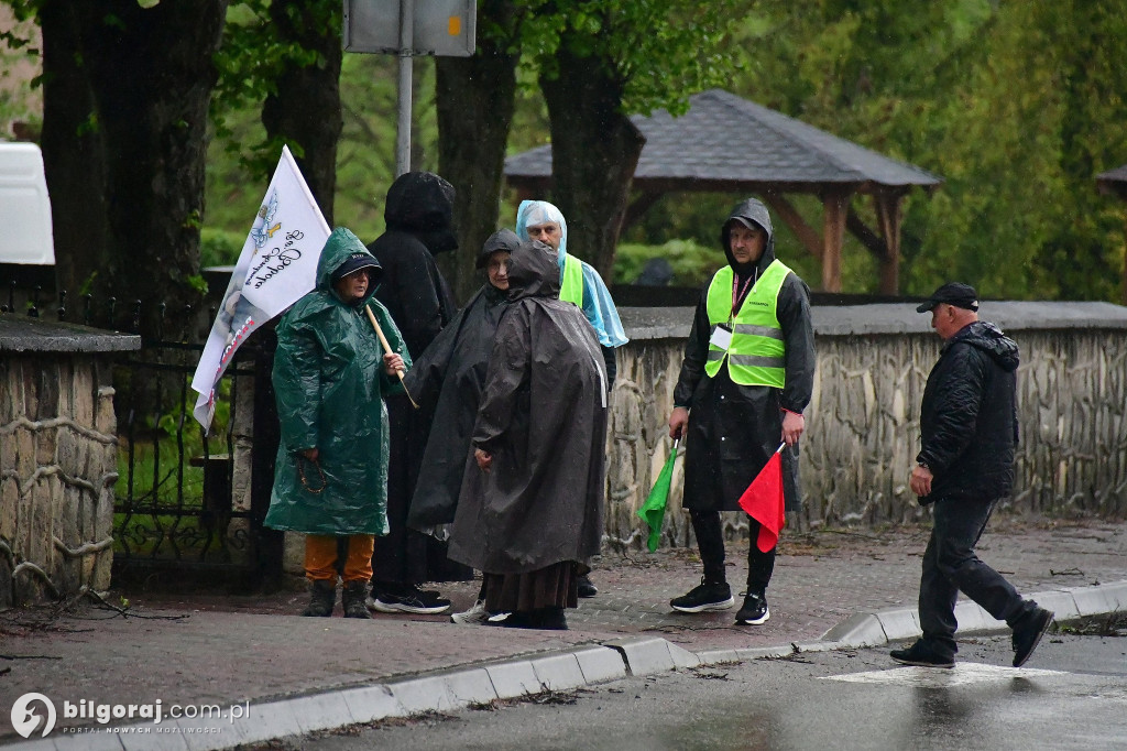 Pielgrzymi z Tereszpola idą do Górecka Kościelnego