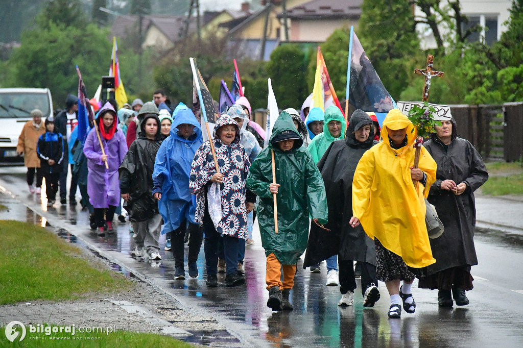Pielgrzymi z Tereszpola idą do Górecka Kościelnego