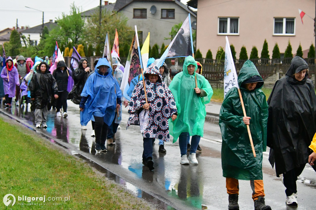 Pielgrzymi z Tereszpola idą do Górecka Kościelnego
