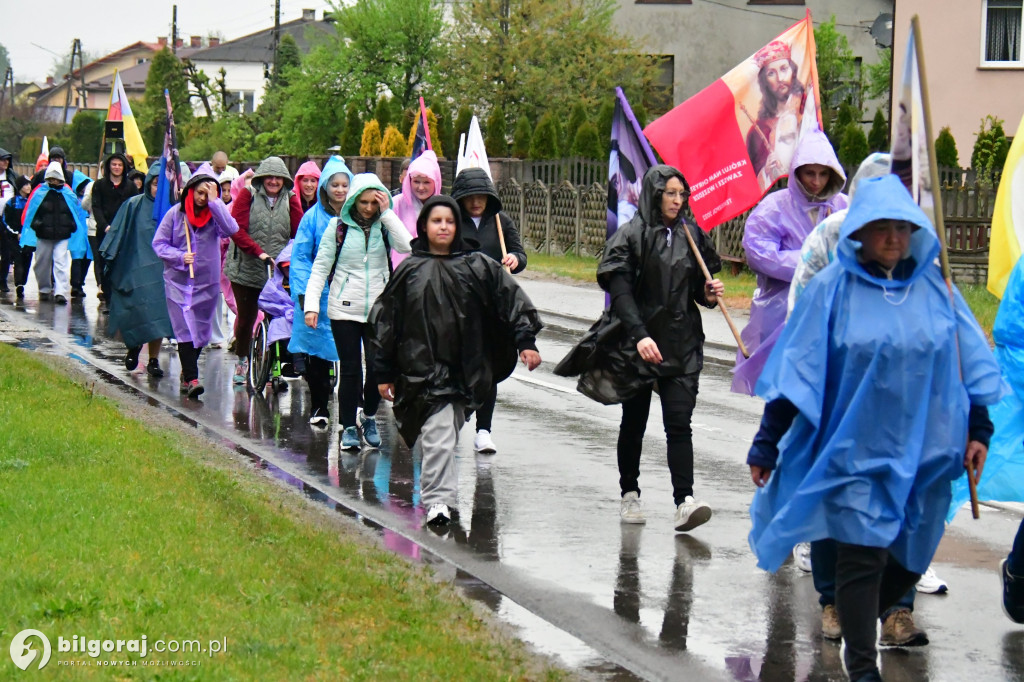 Pielgrzymi z Tereszpola idą do Górecka Kościelnego