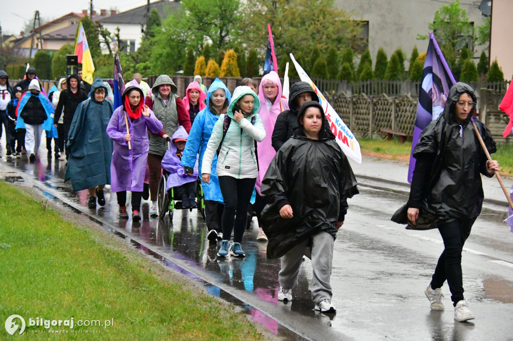 Pielgrzymi z Tereszpola idą do Górecka Kościelnego