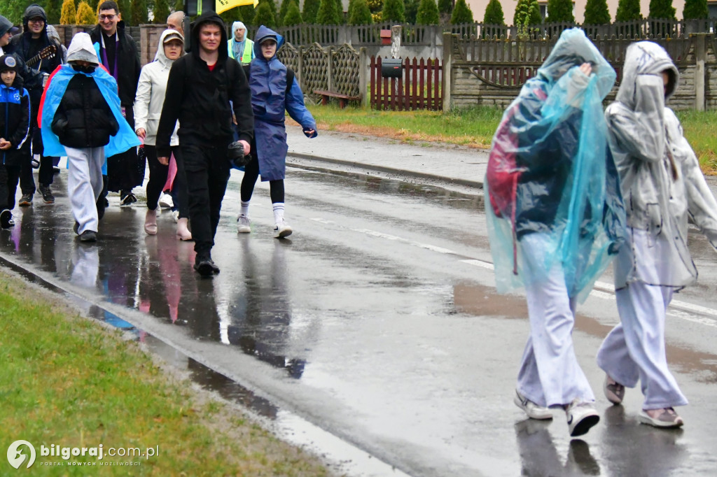 Pielgrzymi z Tereszpola idą do Górecka Kościelnego