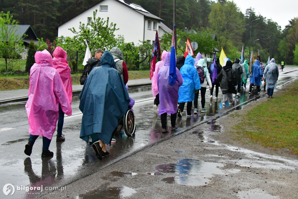 Pielgrzymi z Tereszpola idą do Górecka Kościelnego