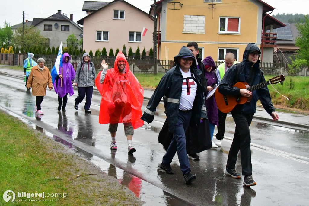 Pielgrzymi z Tereszpola idą do Górecka Kościelnego