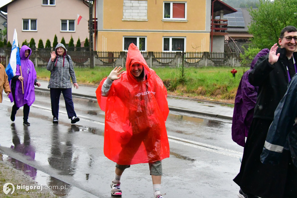 Pielgrzymi z Tereszpola idą do Górecka Kościelnego
