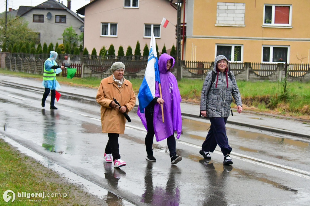 Pielgrzymi z Tereszpola idą do Górecka Kościelnego