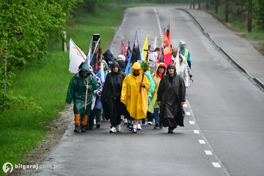 Pielgrzymi z Tereszpola idą do Górecka Kościelnego