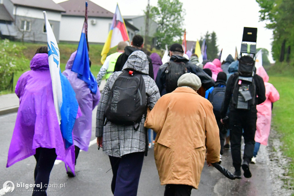 Pielgrzymi z Tereszpola idą do Górecka Kościelnego
