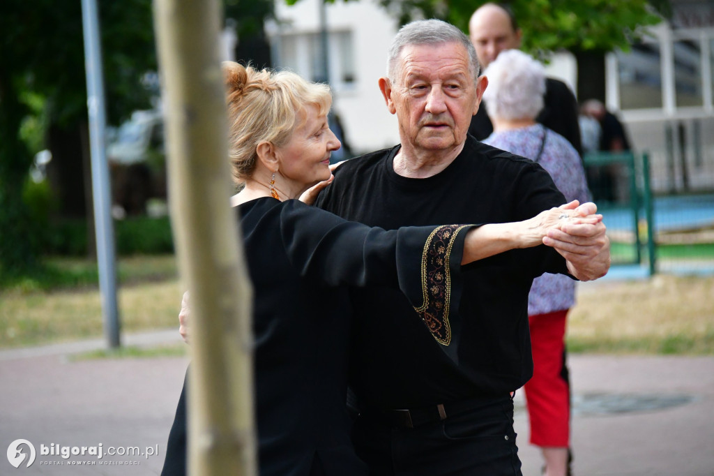Biłgoraj. Ruszyły potańcówki przy fontannie