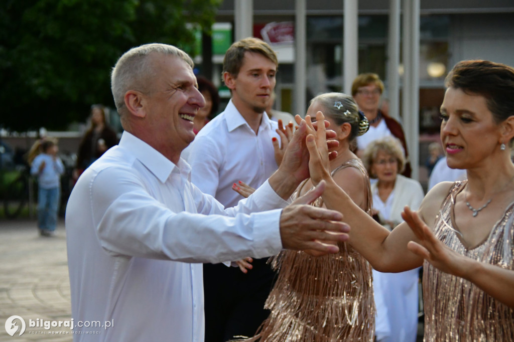 Biłgoraj. Ruszyły potańcówki przy fontannie