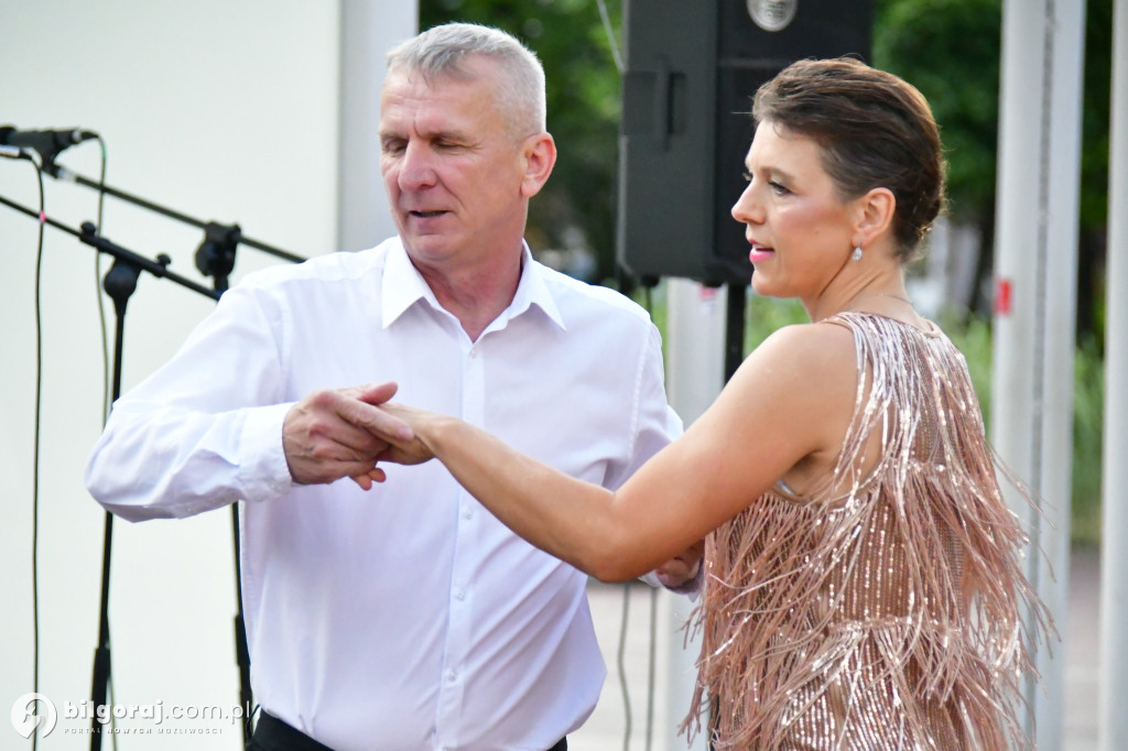 Biłgoraj. Ruszyły potańcówki przy fontannie