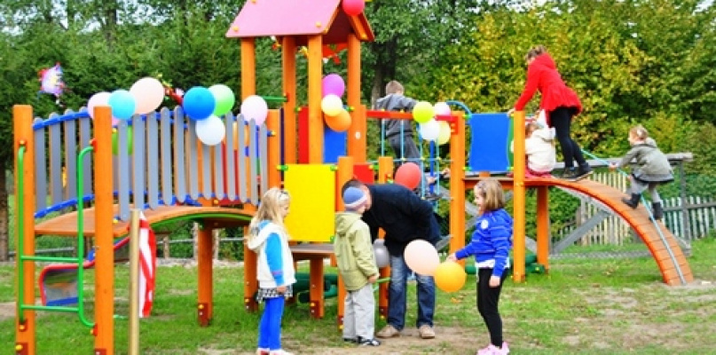 Nowy plac zabaw dla najmłodszych mieszkańców miejscowości Ciosmy