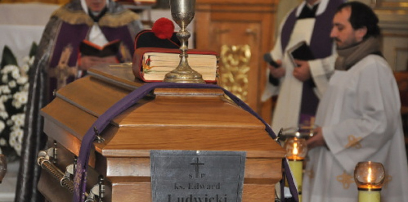 Tłumy na pogrzebie prałata Ludwickiego (AUDIO)