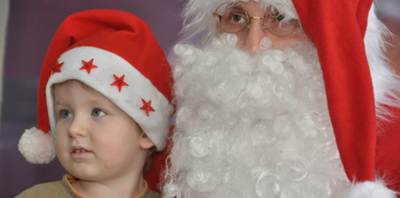 Święty Mikołaj z prezentami u przedszkolaków