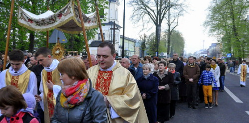 BIŁGORAJ: Tłumy na procesjach rezurekcyjnych świętowały Zmartwychwstanie Pańskie