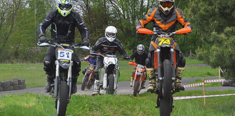 BIŁGORAJ: Wyścigi motocykli w klasie SUPERMOTO (FOTO)